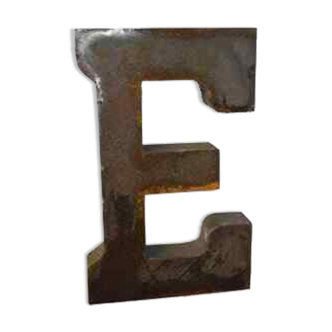 Lettre industrielle en fer "E"