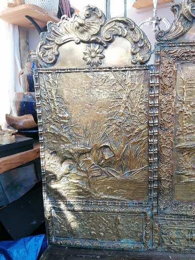 Repelled brass chest bench