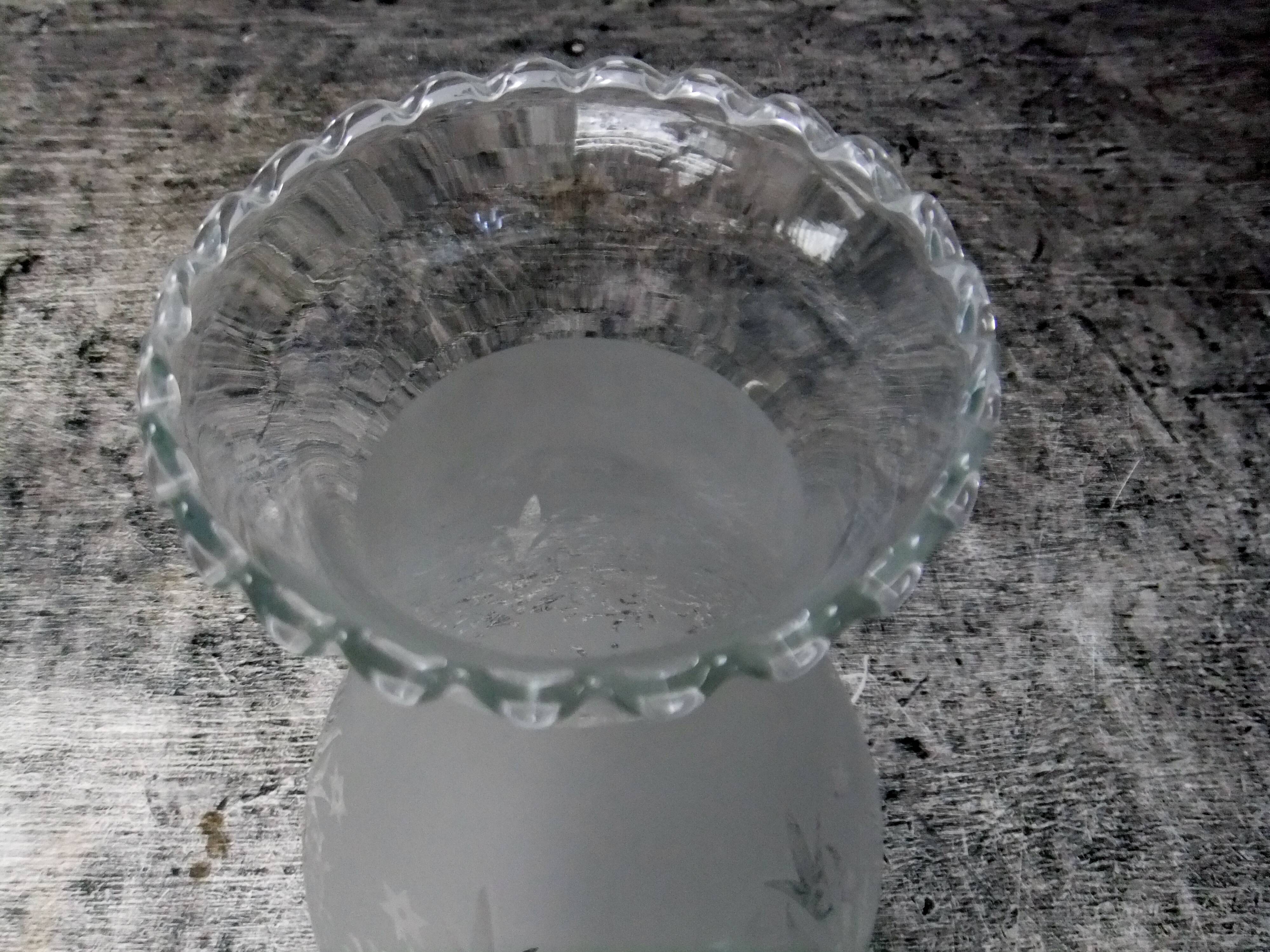 Globe ancien  pour lampe à pétrole  tulipe verre gravé