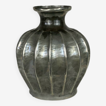 Pewter vase embossed by Alice and Eugène Chanal, 1900, signed
