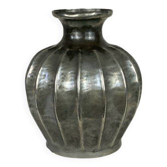 Vase en étain repoussé par Alice et Eugène Chanal, 1900, signé