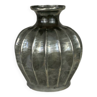 Pewter vase embossed by Alice and Eugène Chanal, 1900, signed
