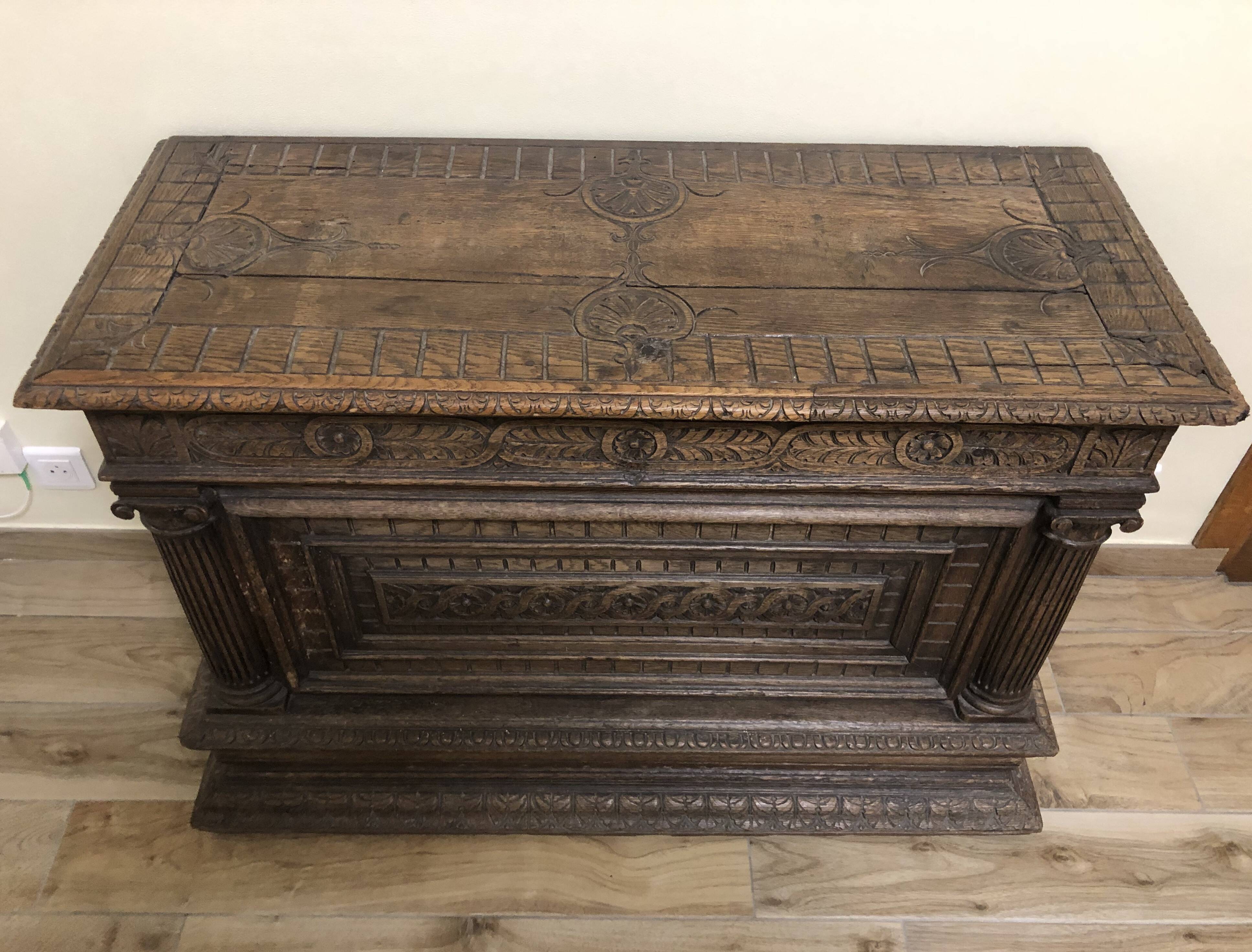 Coffre ancien en bois sculpté, style Renaissance