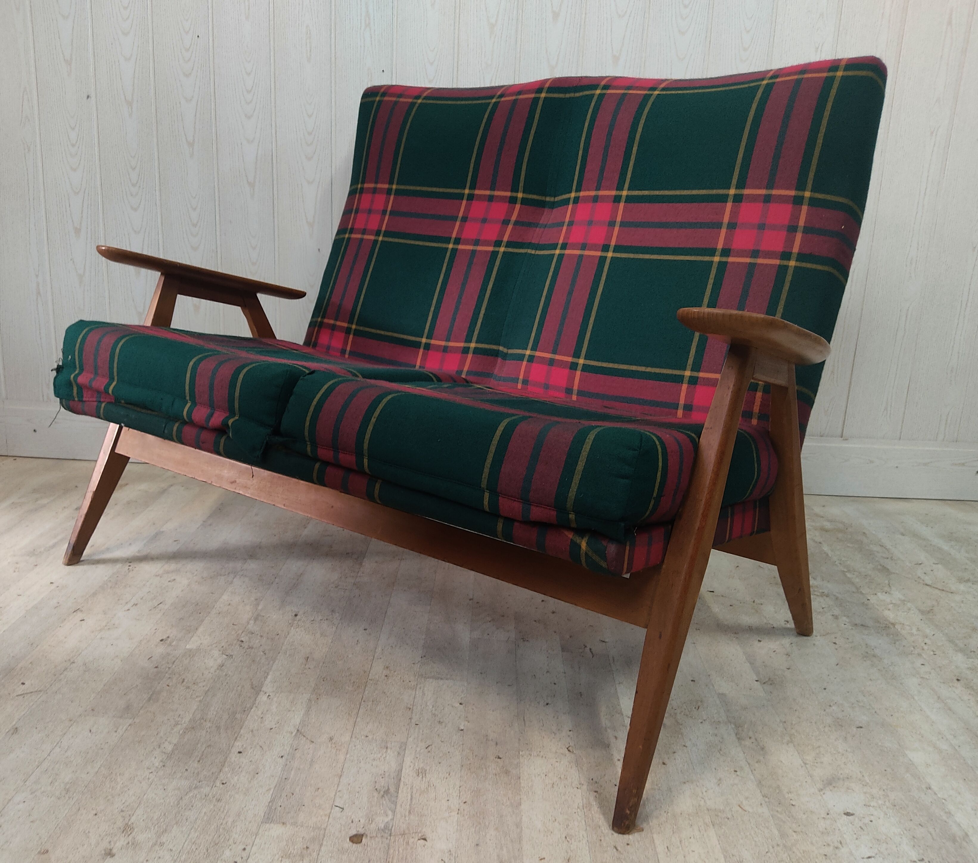 Scandinavian bench compass feet