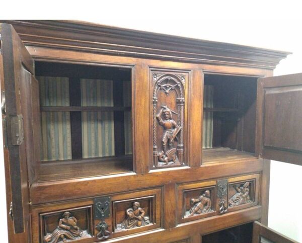 Meuble haute époque sculpté