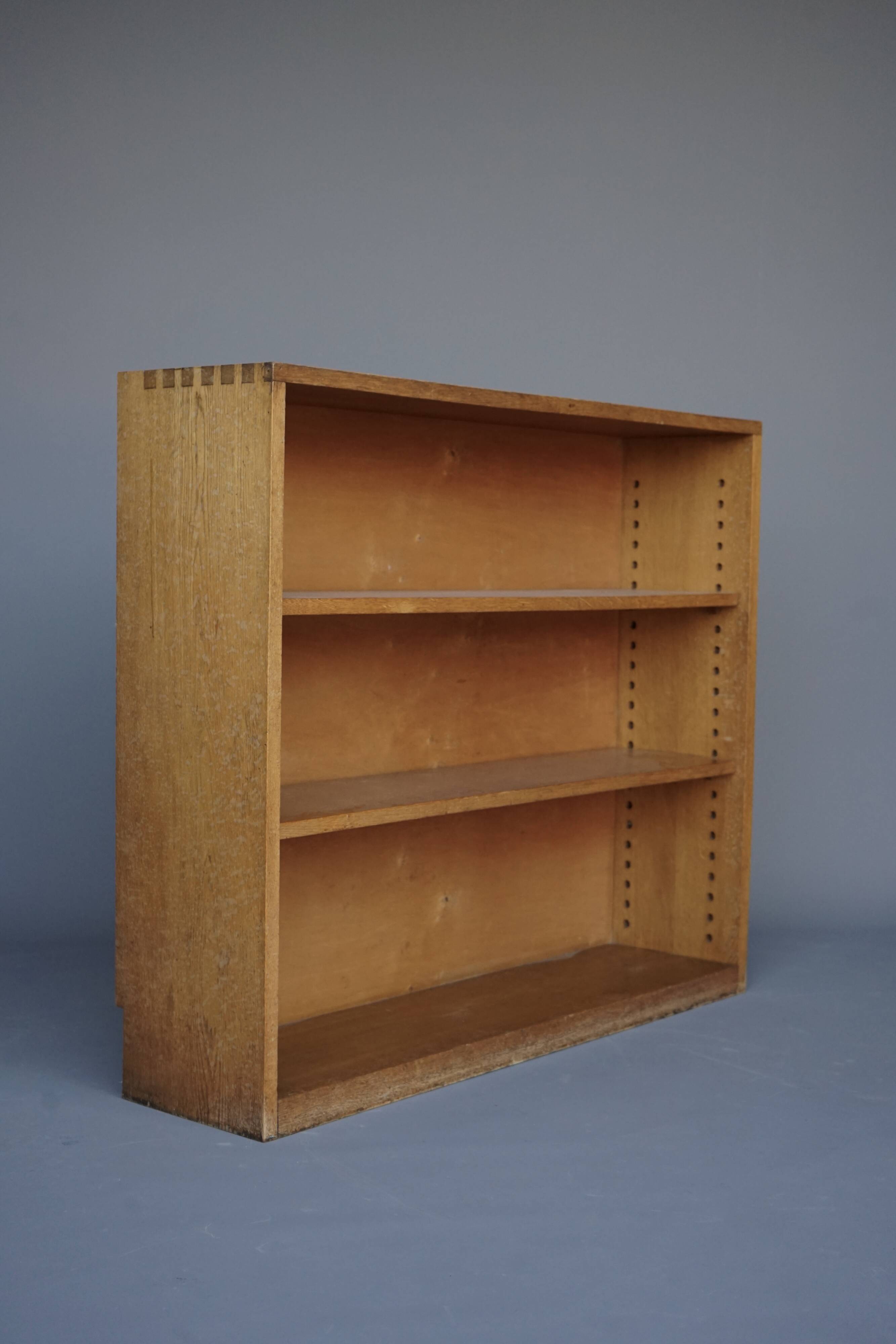 Bibliothèque en chêne hollandais. années 1930