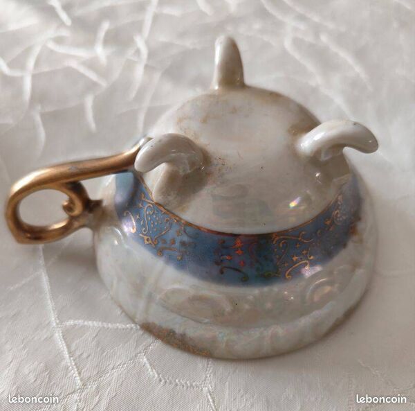 Tasses anciennes en porcelaine nacrée