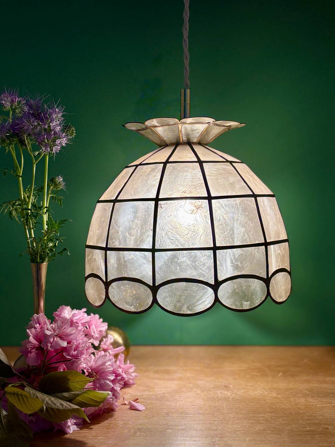 Vintage pendant light in mother-of-pearl and brass