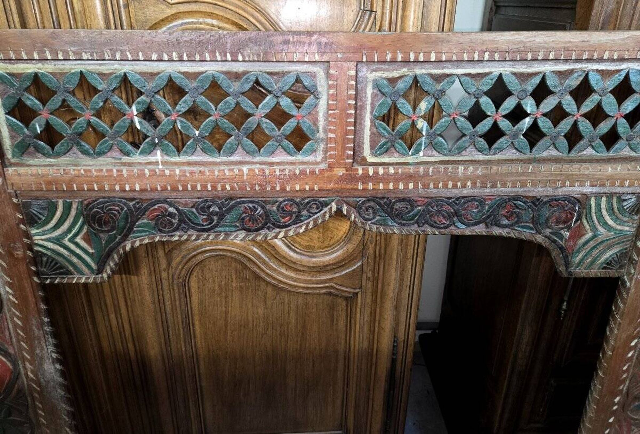 Old façade or decorative frame in carved wood, of Indian origin.