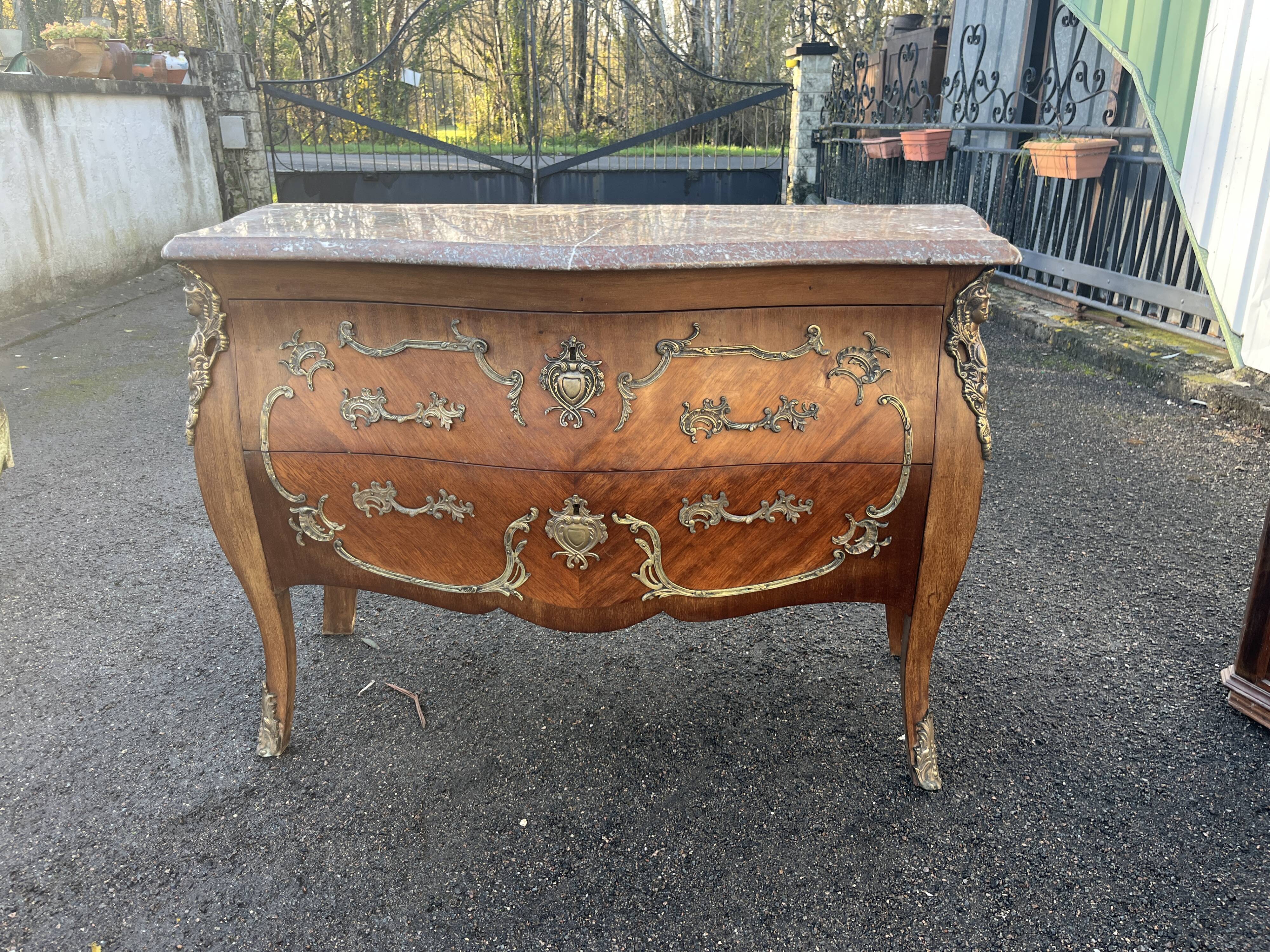 Commode Style Louis XV – 2 Tiroirs Bombés – Bois Marqueterie et Bronze