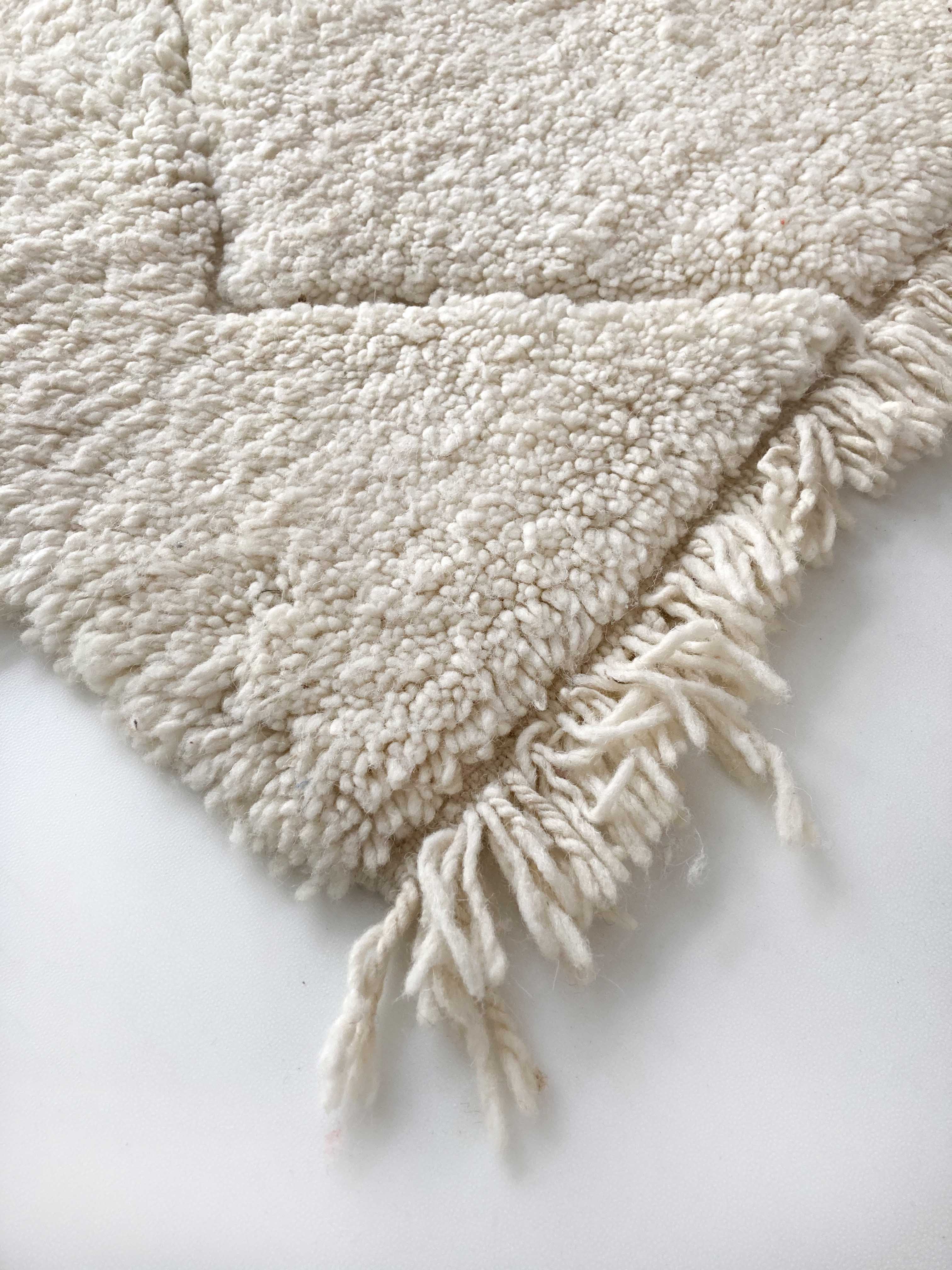 Moroccan Berber carpet Beni ouarain ecru plain with engraved diamonds 285x200cm