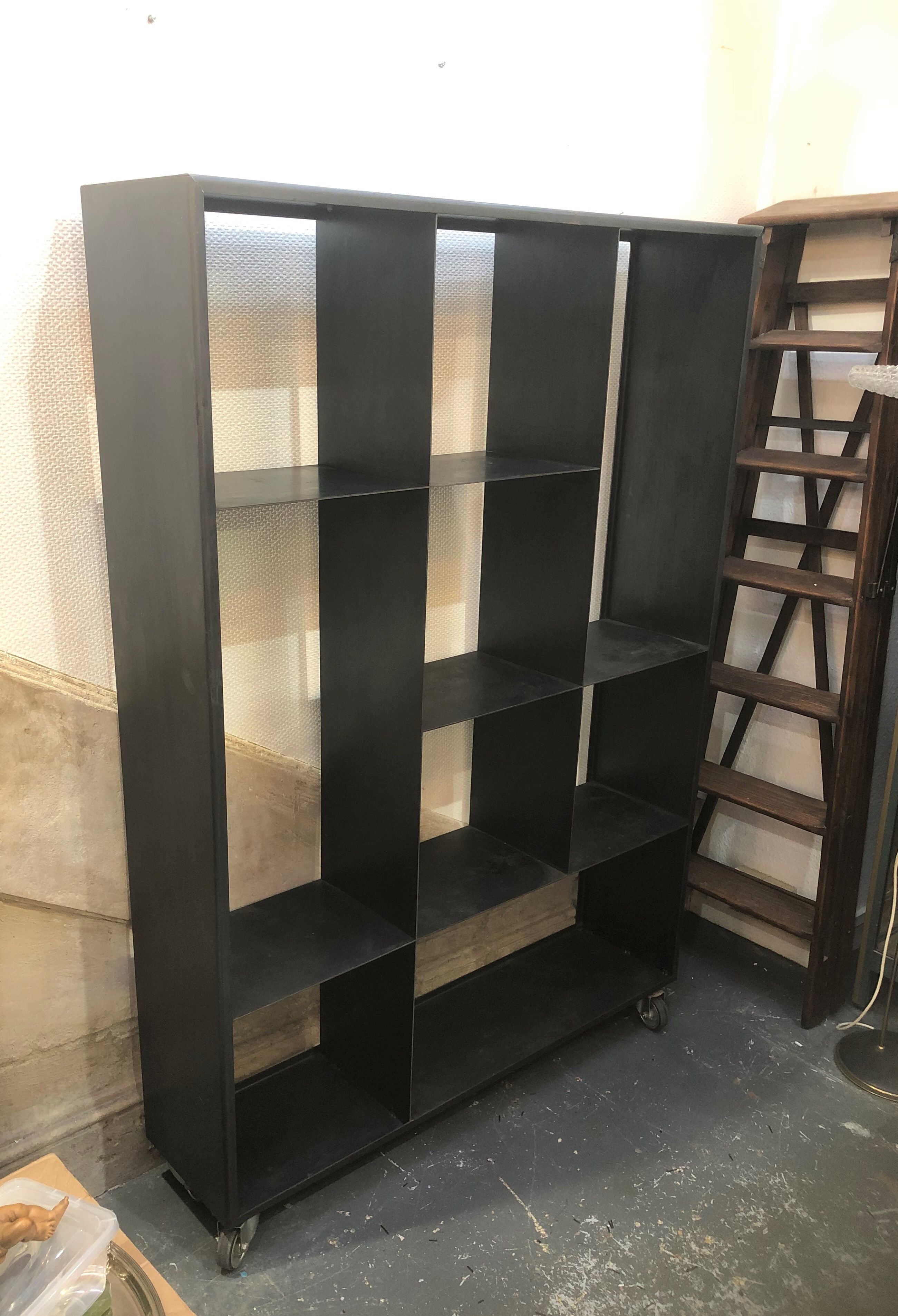 Etagère bibliothèque artisanal en acier sur roulettes industrielle