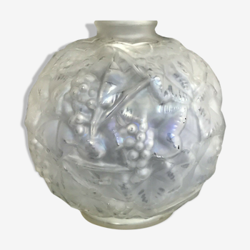 Vase boule en verre moulé pressé à décor de grappes de raisin