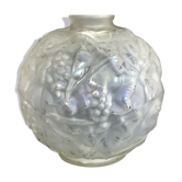 Vase boule en verre moulé pressé à décor de grappes de raisin