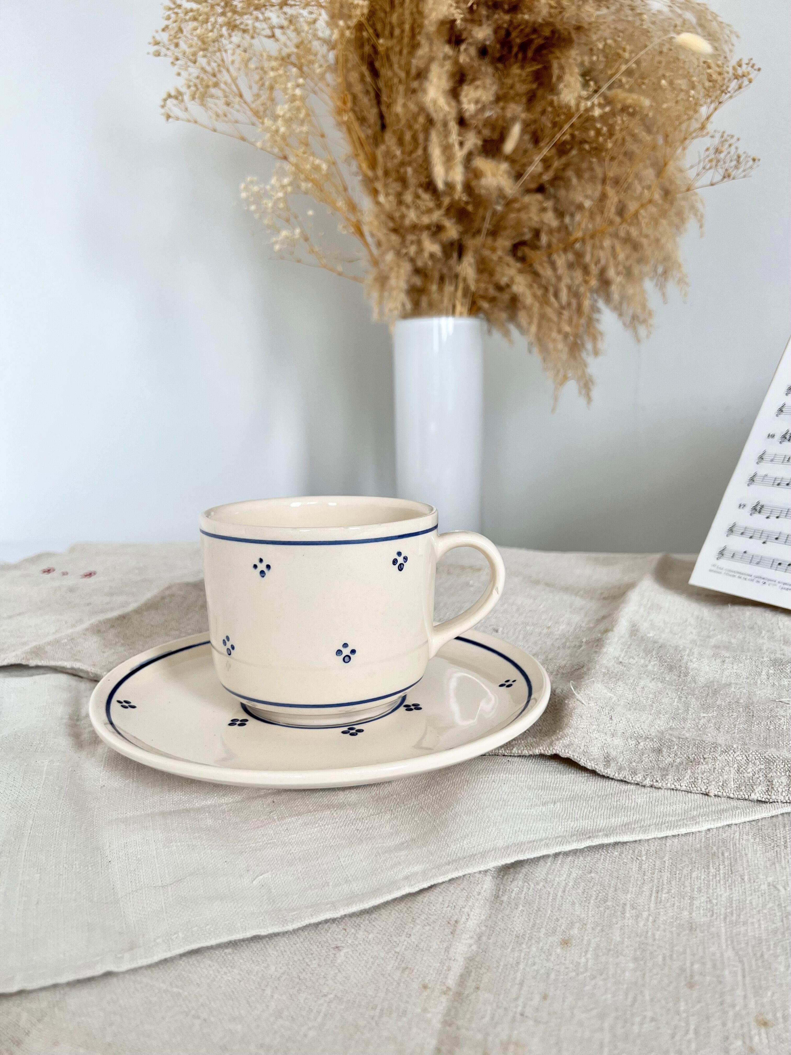 Grande tasse et sous tasse ancienne peinte à la main - Style romantique porcelaine beige et bleu