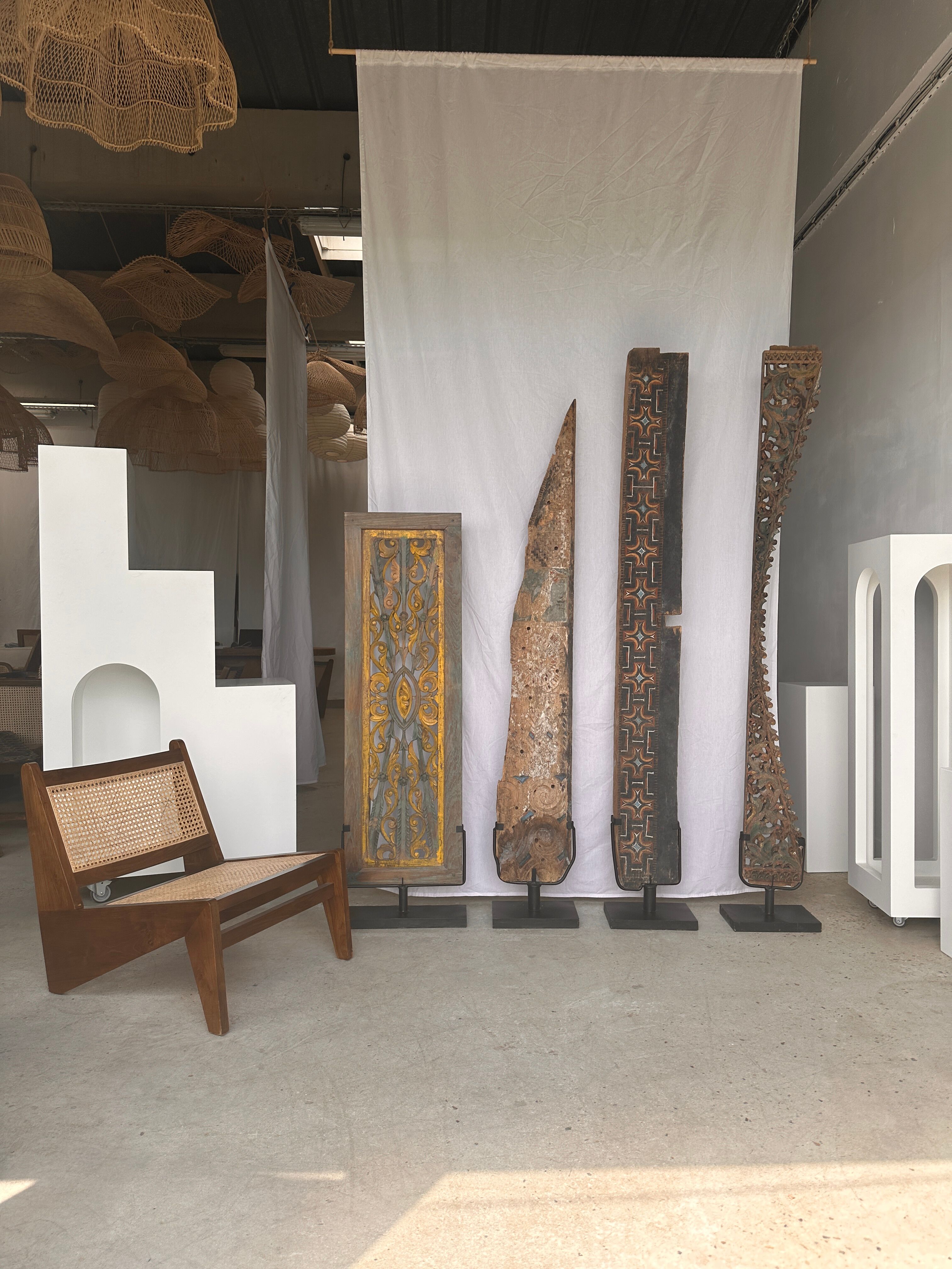 Rectangular Indonesian construction element with blue and yellow plant in carved wood