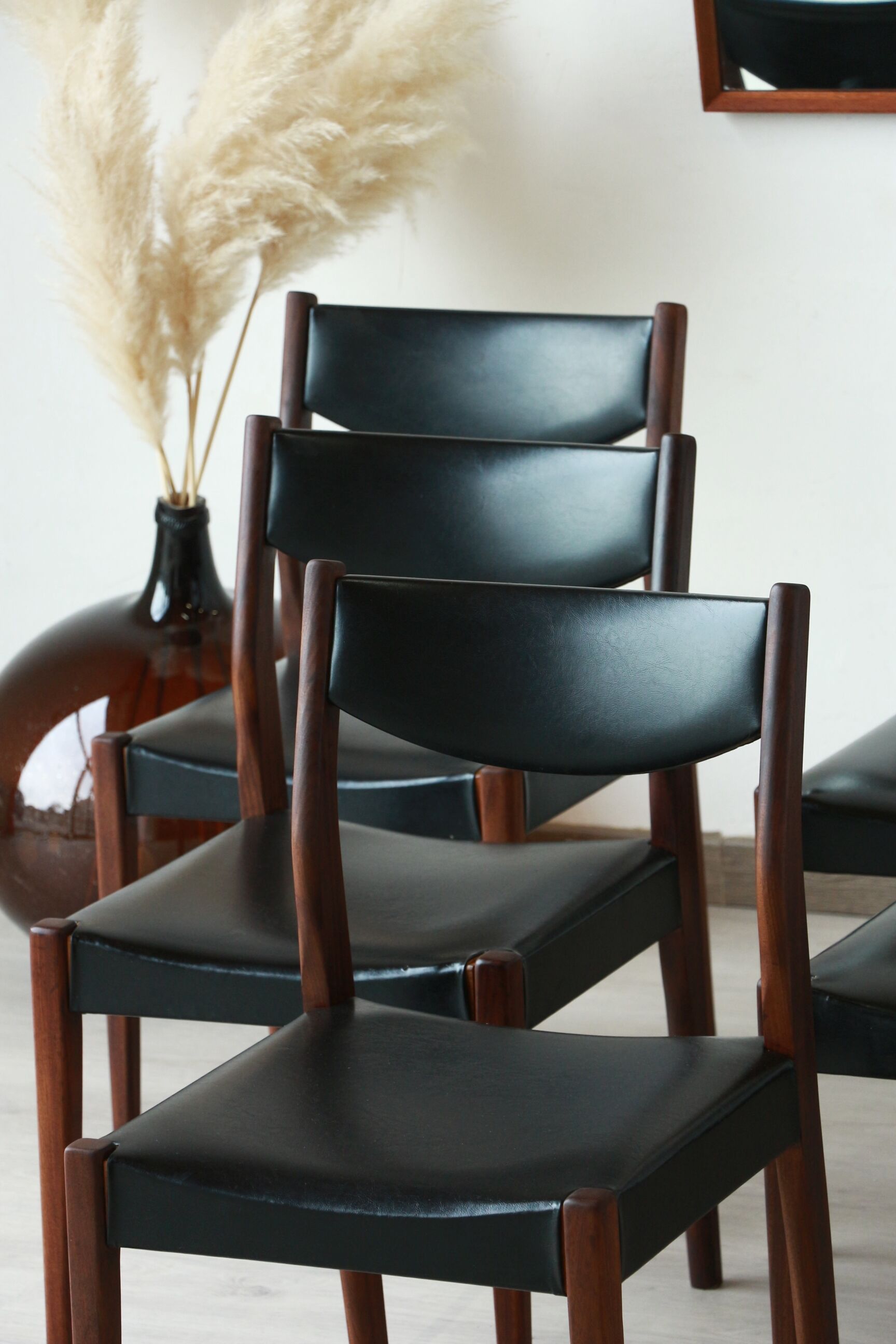 Series of 6 chairs in skai and teak
