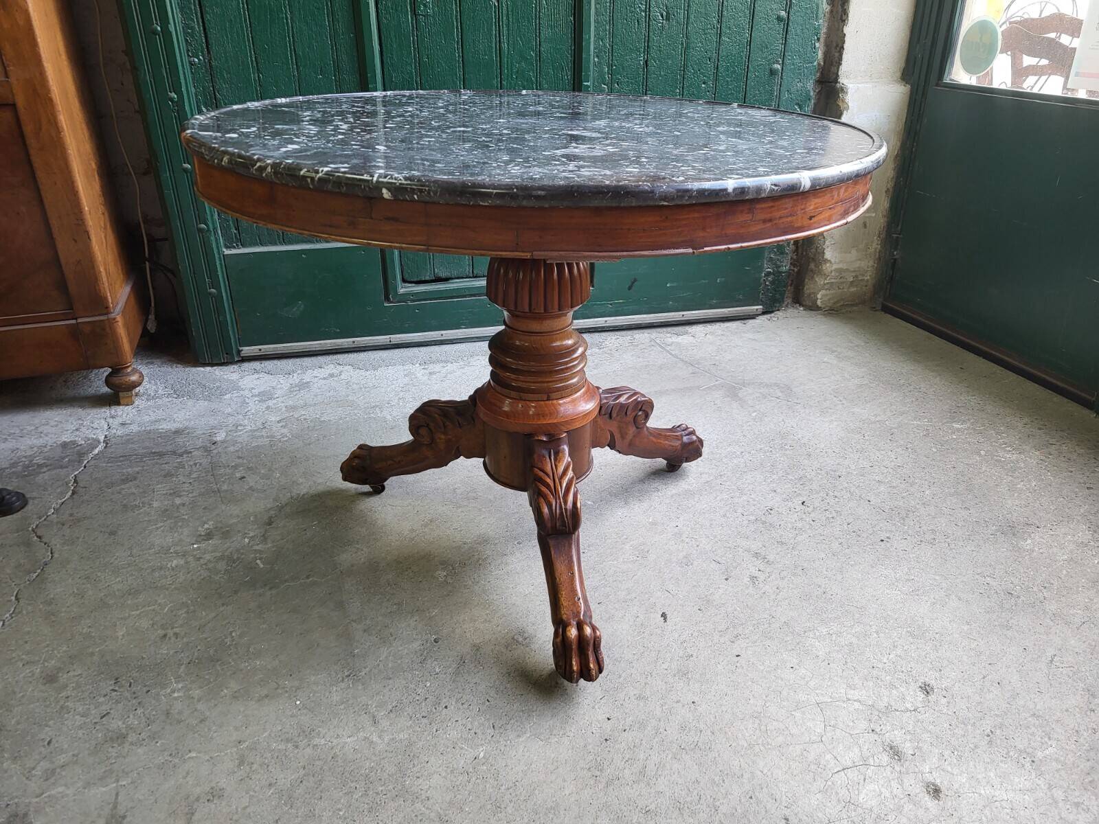 Round pedestal table with marble top and mahogany tripod from the 19th century