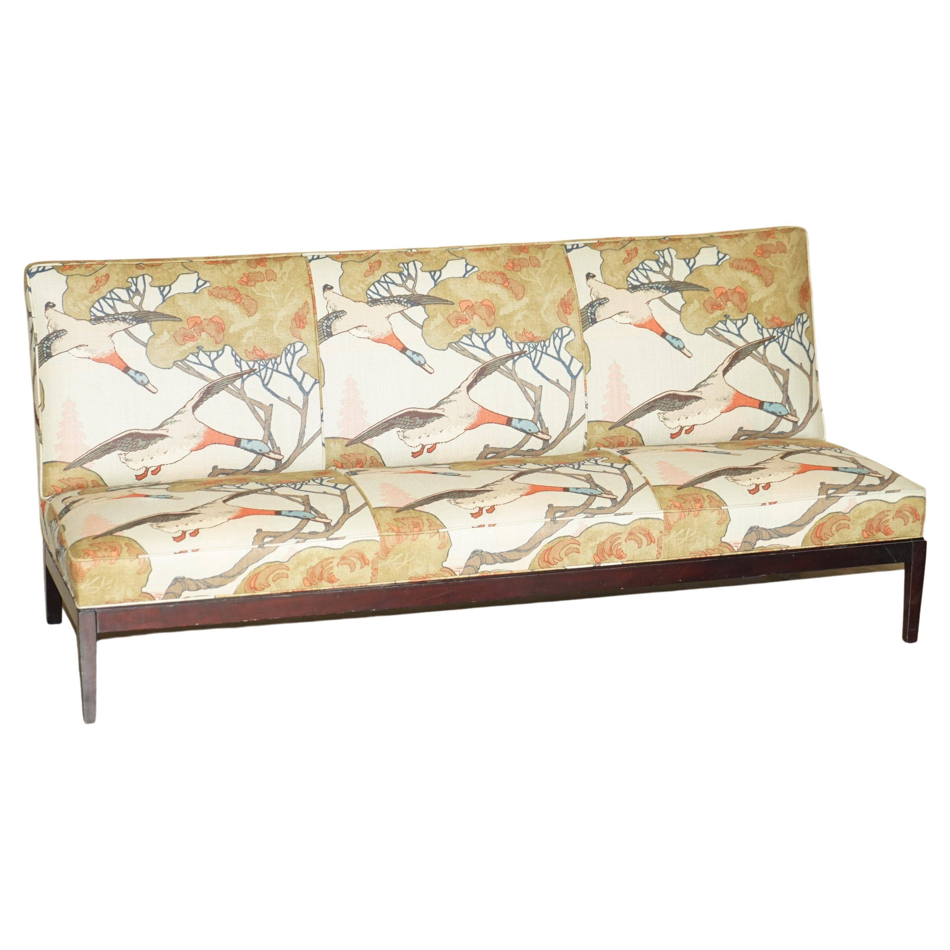Three-seater canapé George Smith Norris restored in Mulberry linen.