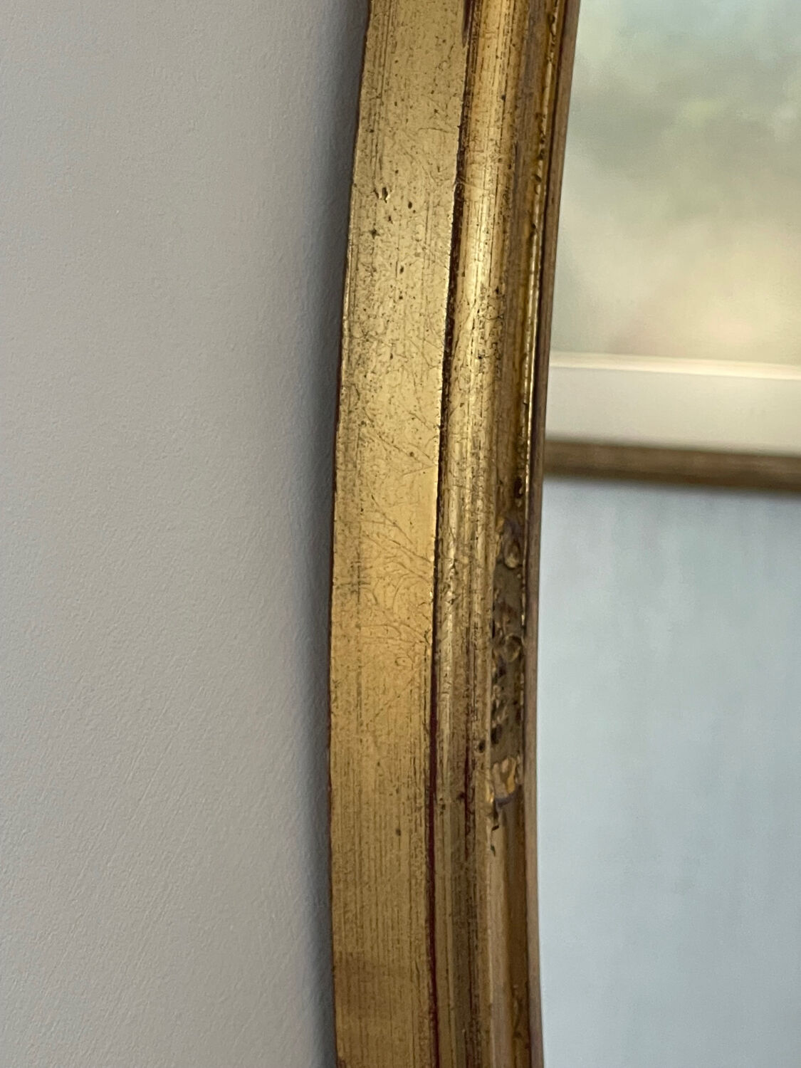 Oval mirror in carved wood