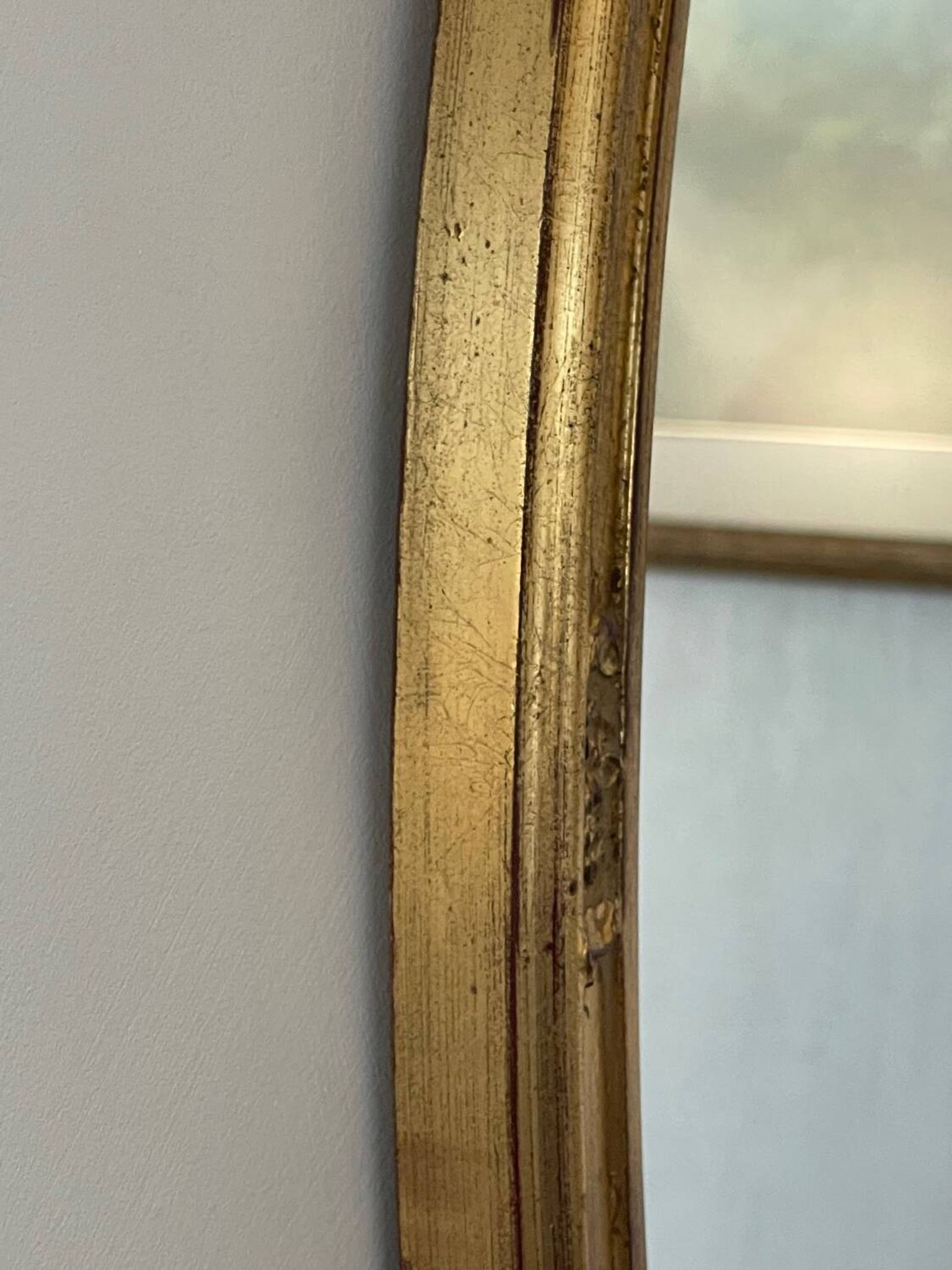 Oval mirror in carved wood