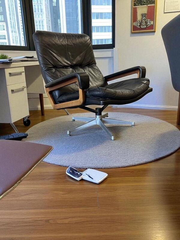 Fauteuil vintage en cuir noir / fauteuil une place Andre Vandenbeuck