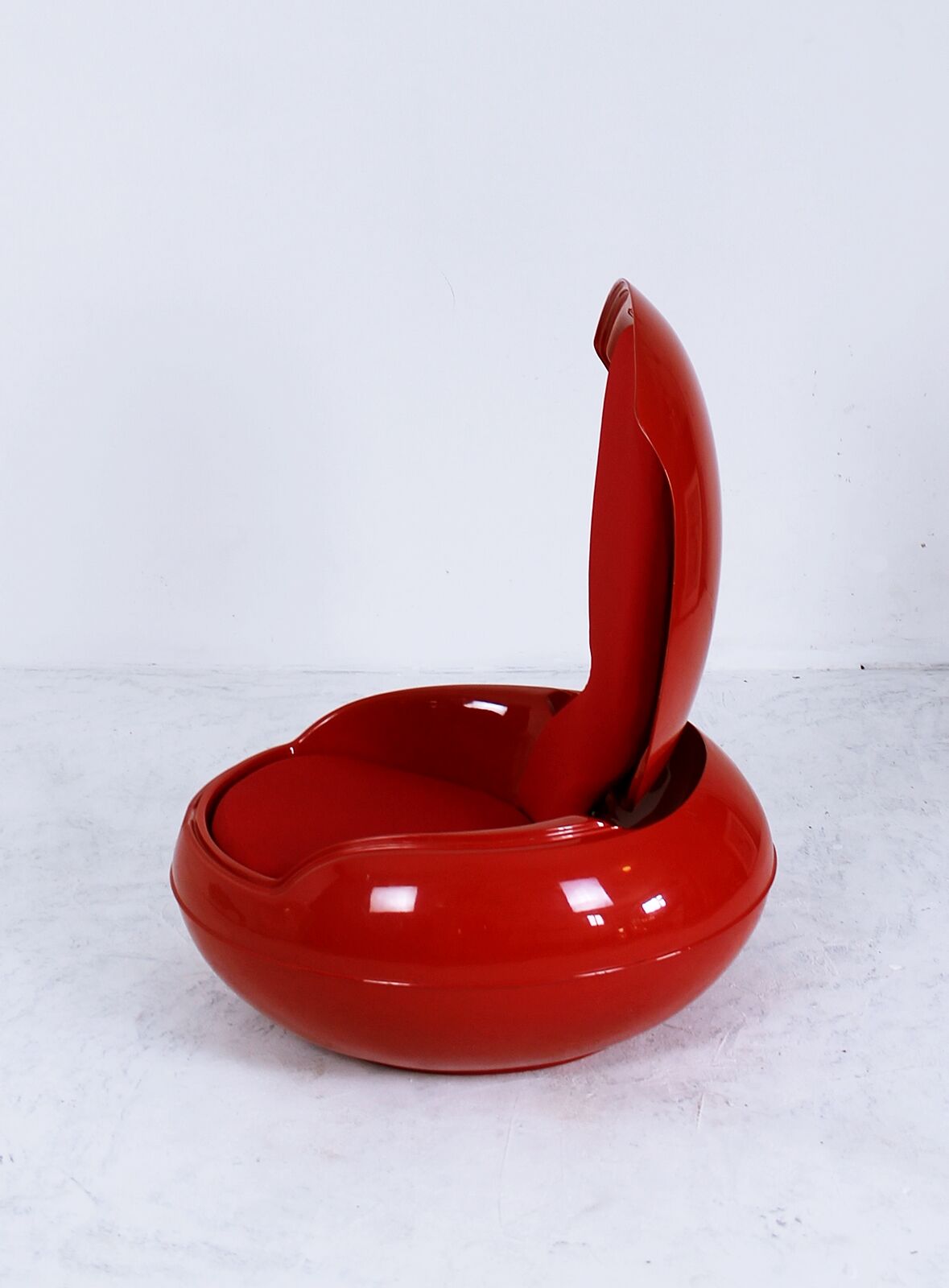 Garden egg chair conçu par Peter Ghyczy en 1968 Selency