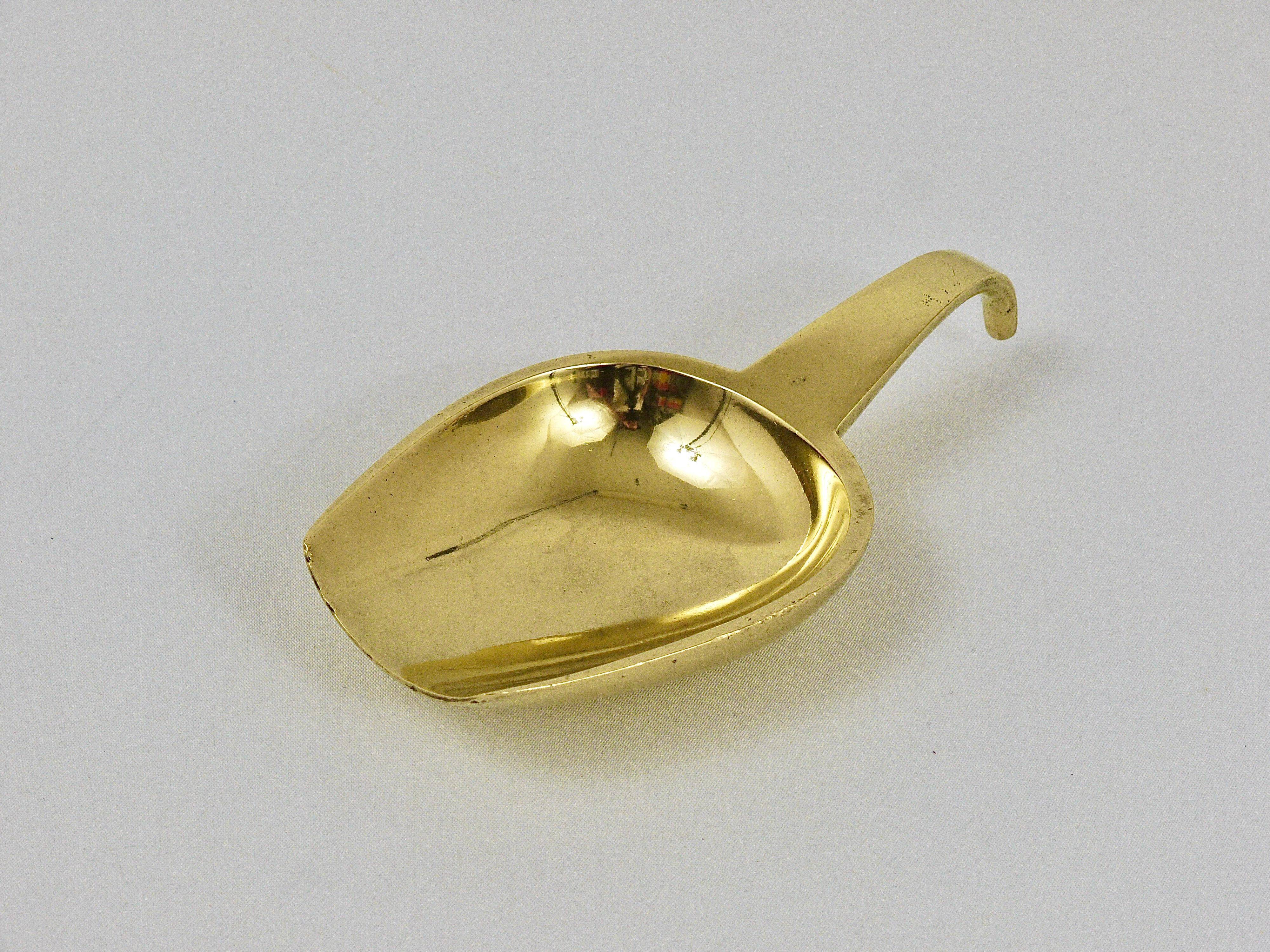 Carl Auböck Bol ou Cendrier Scoop Midcentury avec Poignée, Laiton, Autriche, Années 1950