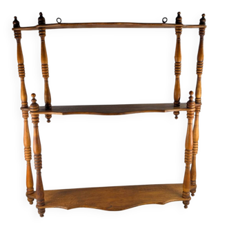 Étagère en bois tourné