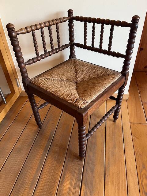 Set of 4 straw seats, turned legs in Bobin style.