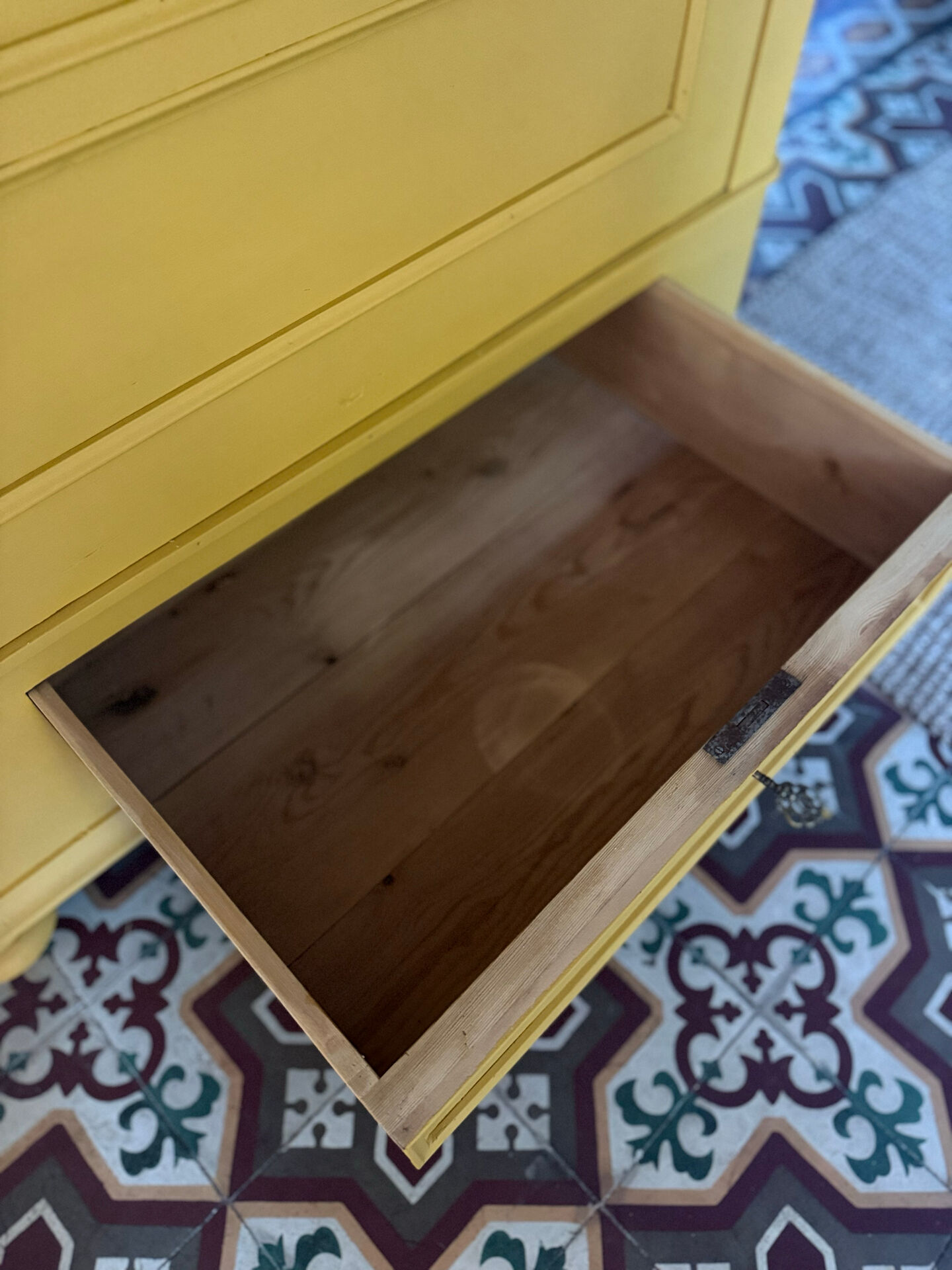 Armoire bonnetière bois massif