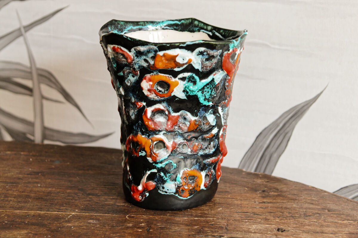 Earthenware vase, rock garden of the ocean