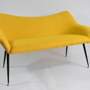 Canapé deux places, tissu jaune