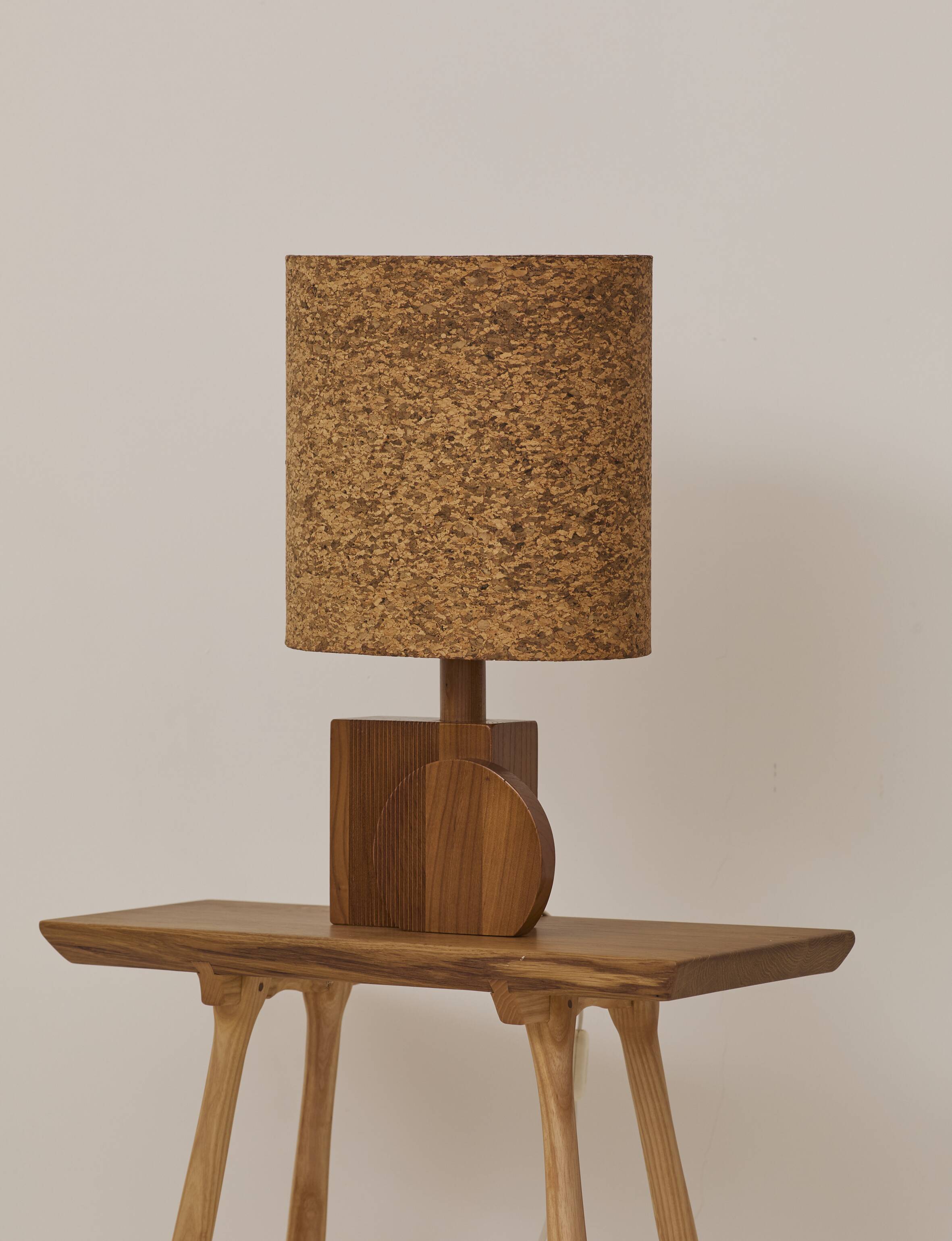 Paire de lampes artisanales en chêne massif et abat-jour en liège, circa 1970