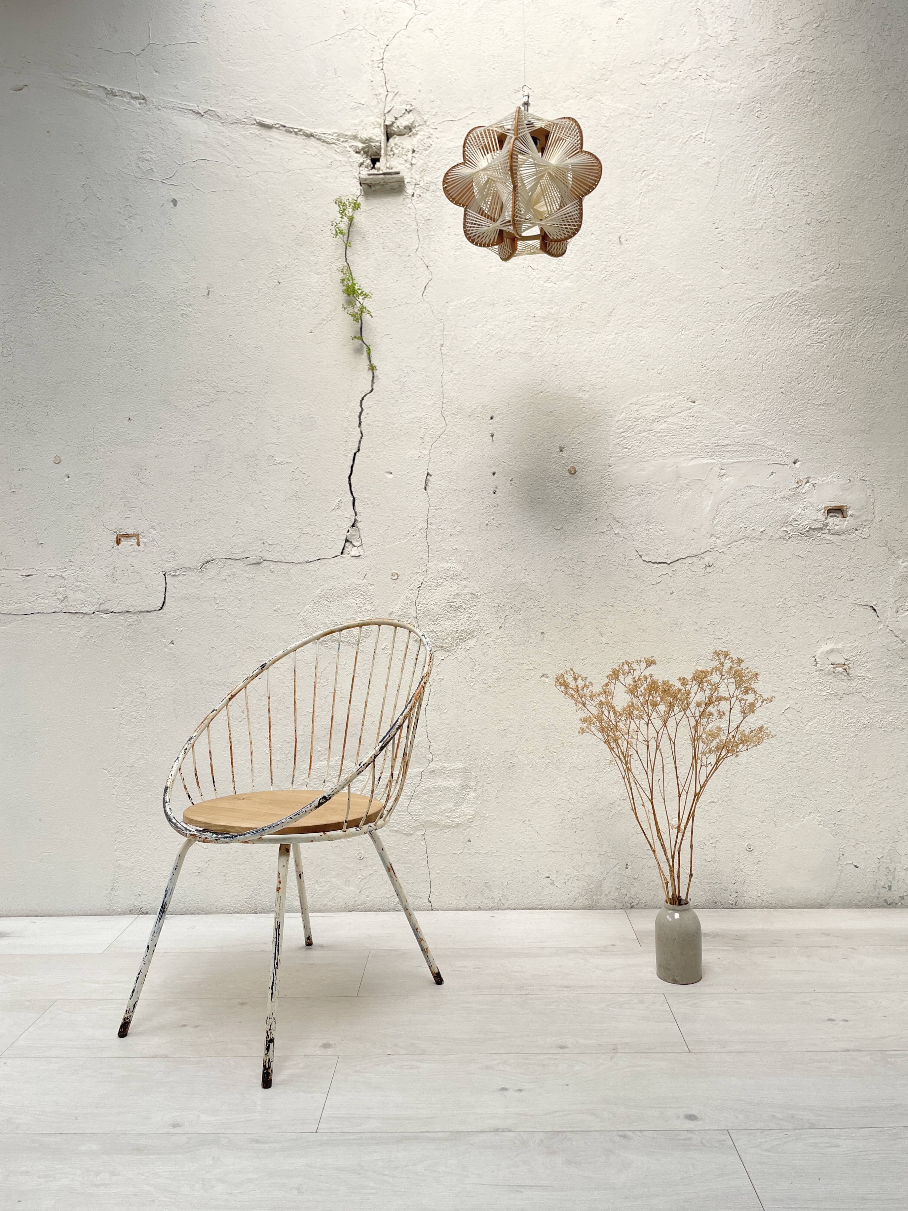Basket armchair in metal and wood.