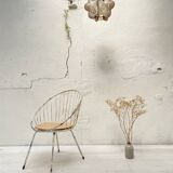 Fauteuil corbeille en métal et bois.