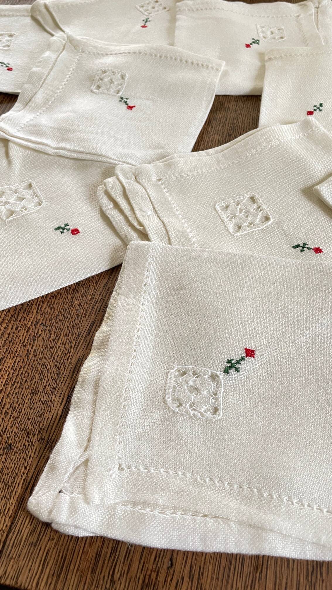 Embroidered tablecloth and 12 vintage napkins