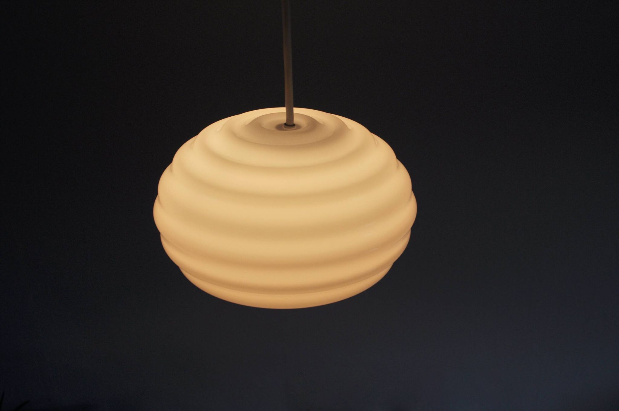 Suspension "New Wave" en verre opale Verner Panton pour Holmegaard, 1984