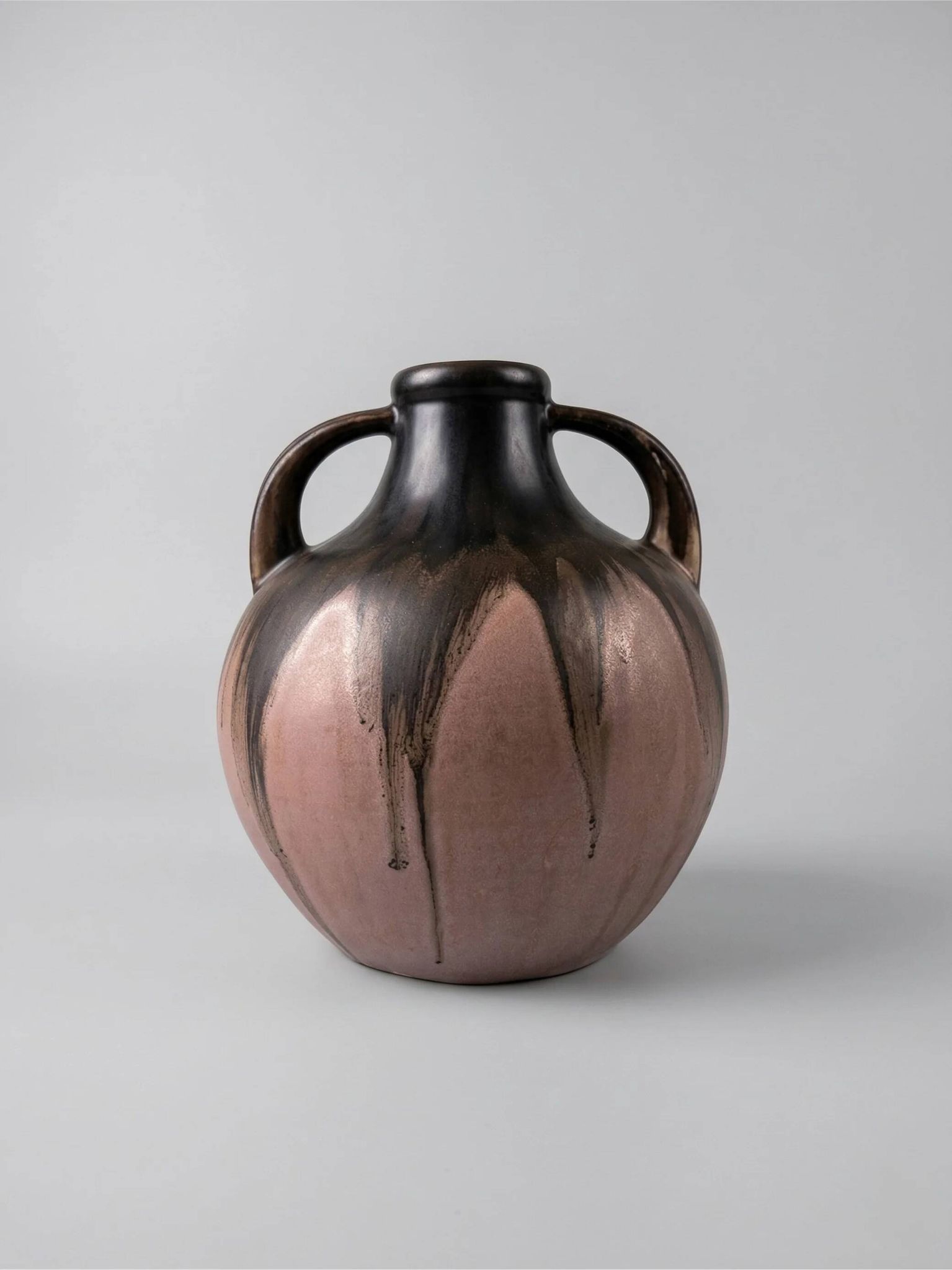 Vase en grès signé Méténier, double anse, émail flammé rose et noir