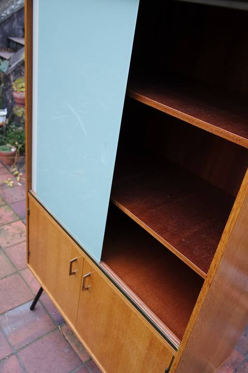 Bibliothèque bicolore sur pieds métal compas