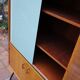 Bibliothèque bicolore sur pieds métal compas