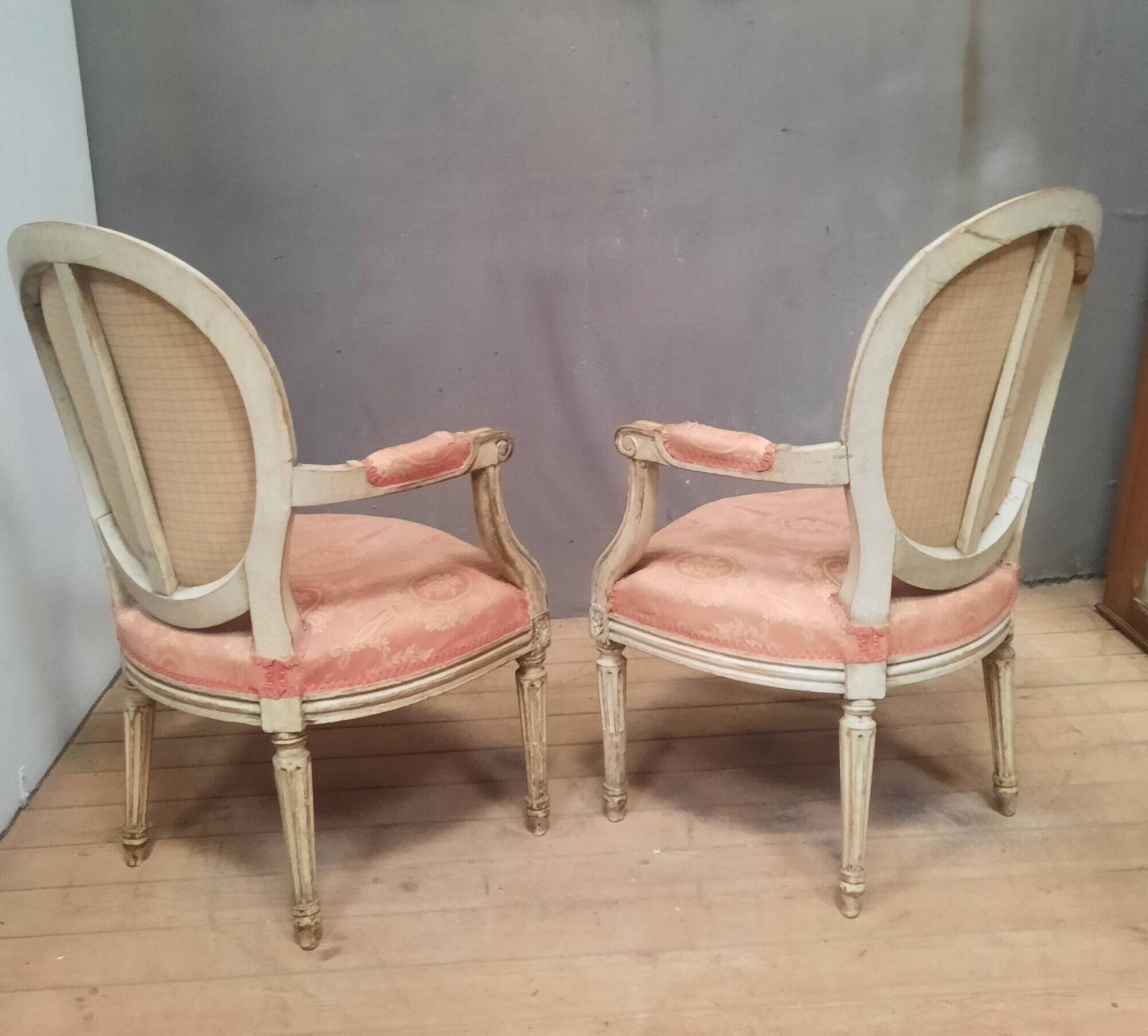 Paire de  fauteuil medaillon de style Louis XVI