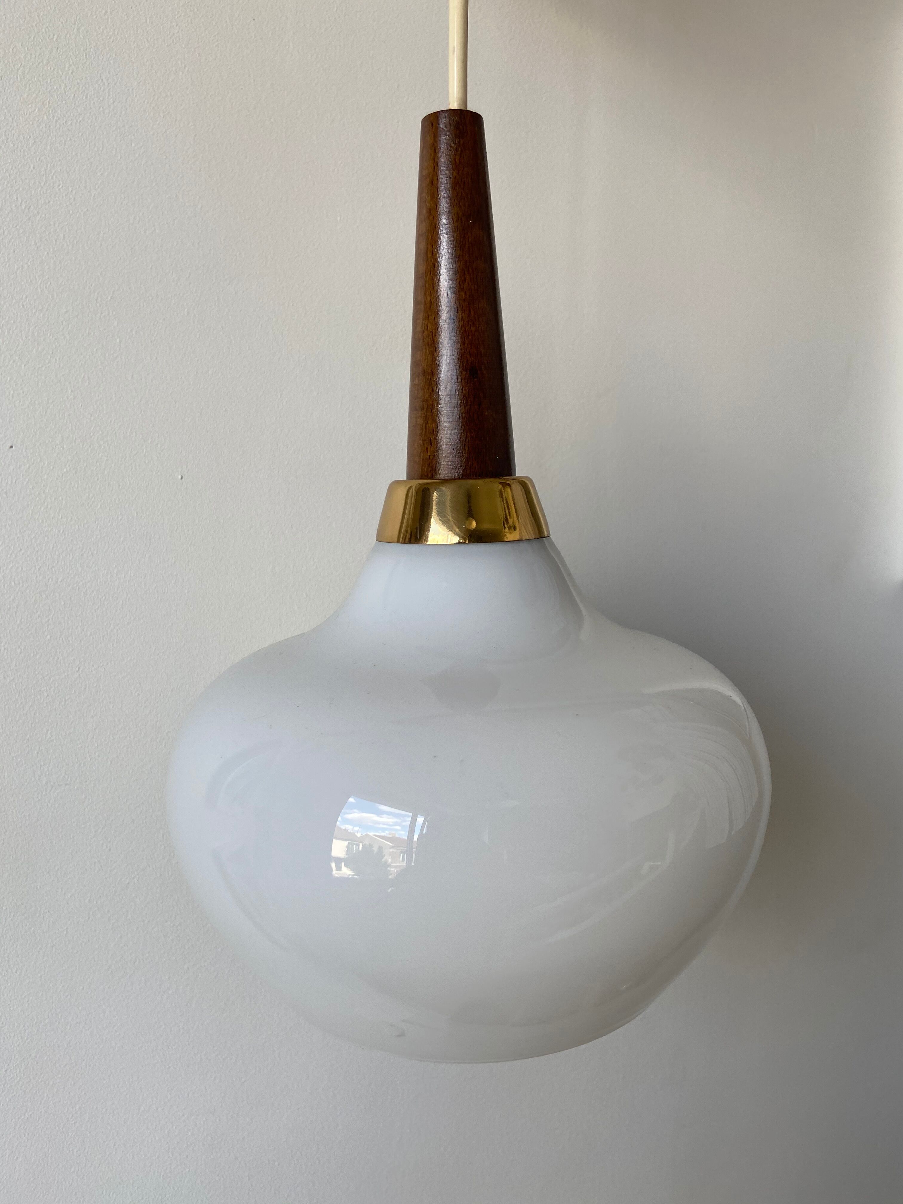 Suspension scandinave en bois et opaline blanche