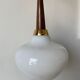 Suspension scandinave en bois et opaline blanche