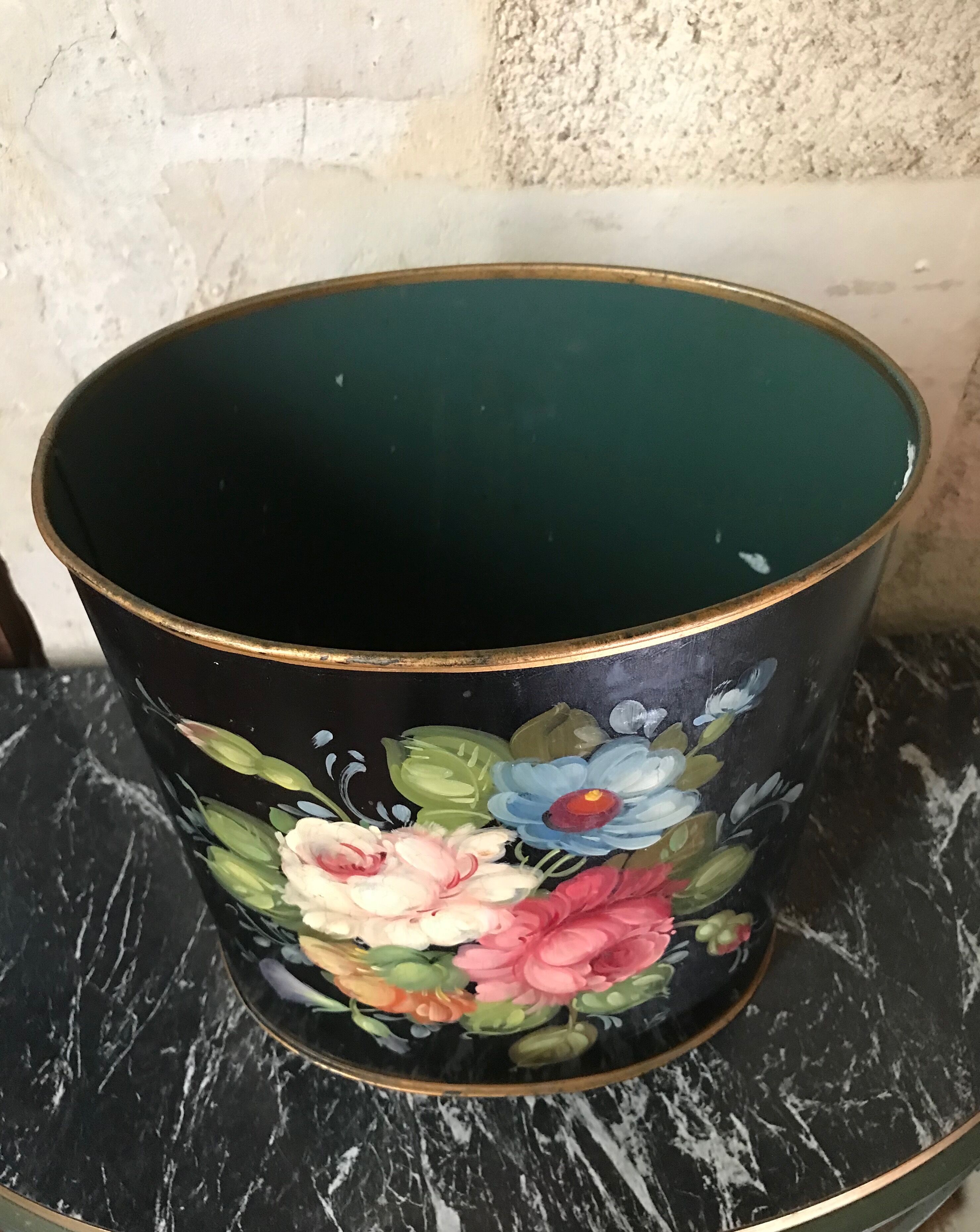 Painted sheet metal paper basket