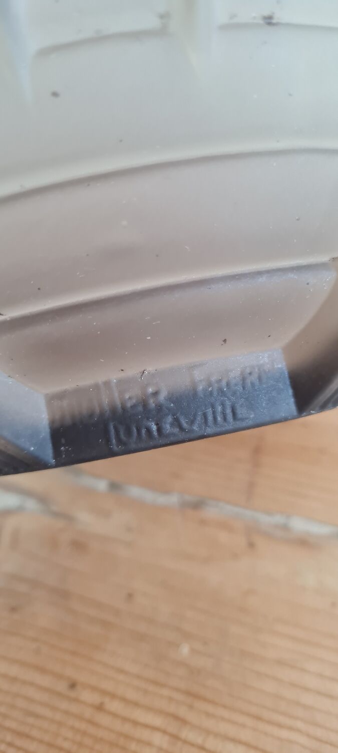 Ball vase "ribbed tips"