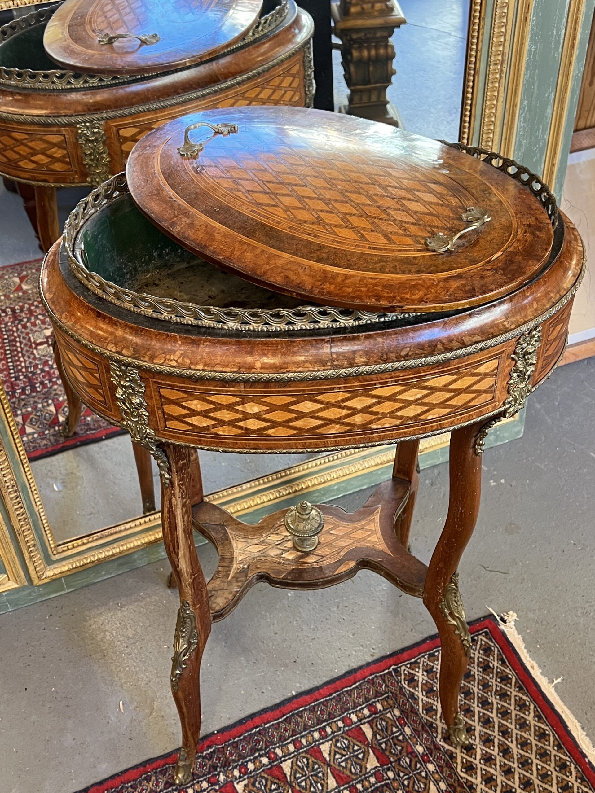 Very beautiful and old wooden marquetry planter, Napoleon III period, mid-19th century.