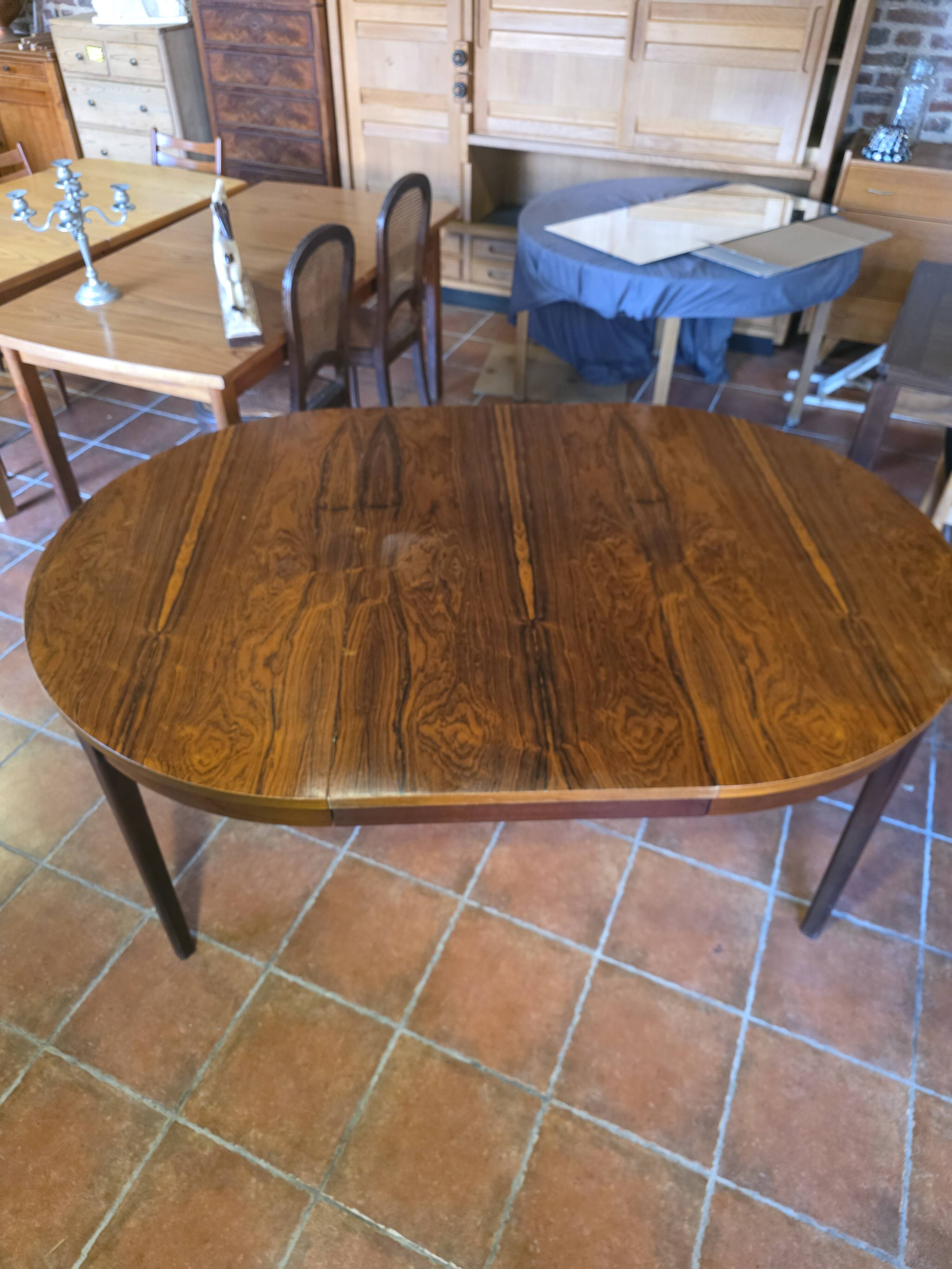 Scandinavian extendable table in rosewood from the 1960s, with 2 extensions.