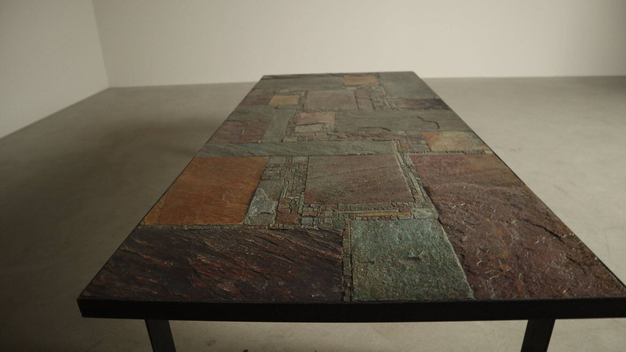 Table basse postmoderne par Pia Manu, Belgique