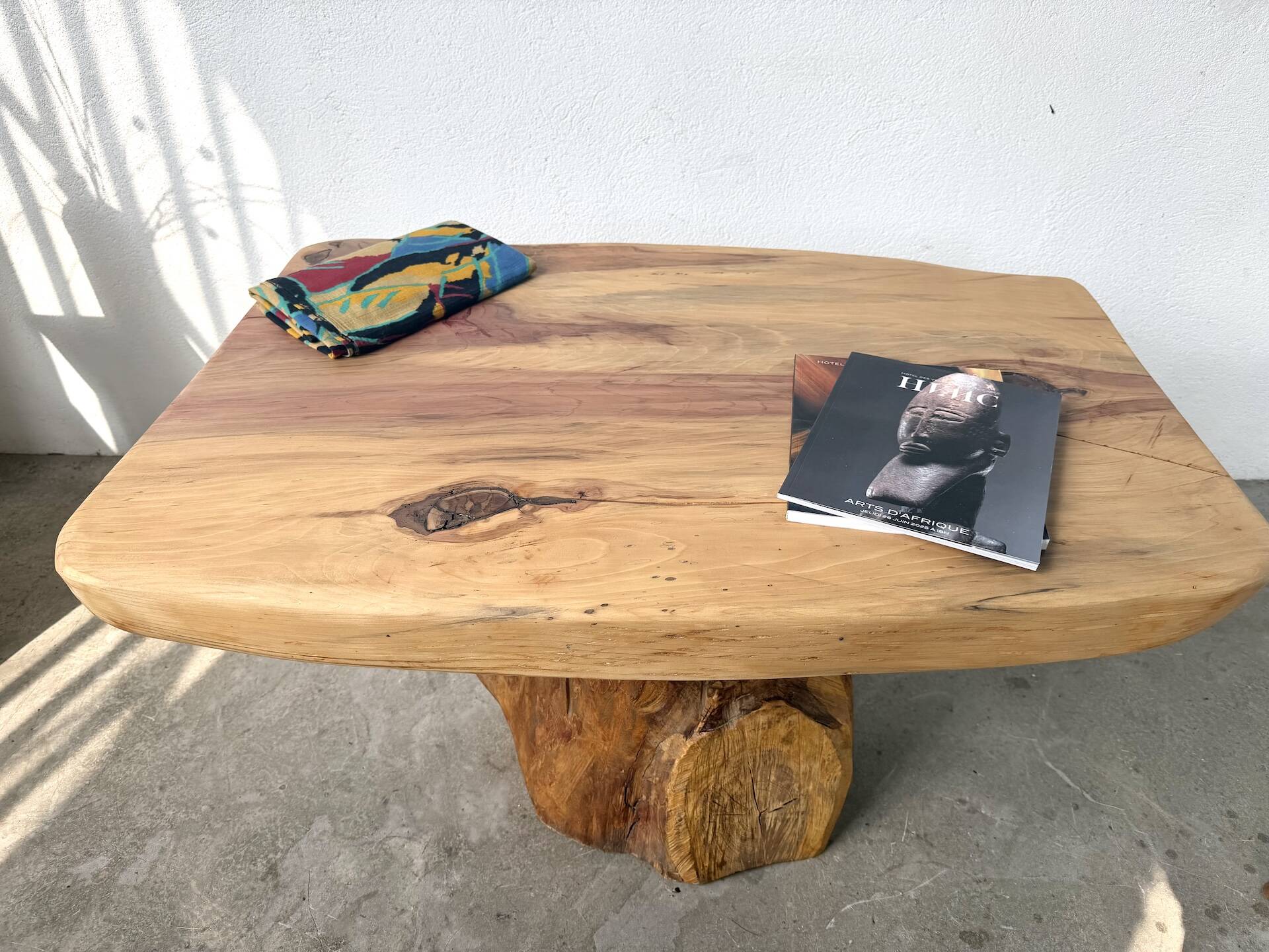 Organic brutalist coffee table in solid cedar, trunk pedestal, 1970s.